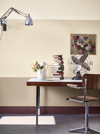 Home office with a three-tone wall in a variety of neutral Portland Stone shades and deep aubergine baseboards in Córdoba.