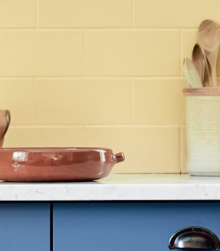 Kitchenwith deep indigo (Woad) kitchen units and contrasting yellow tiles.