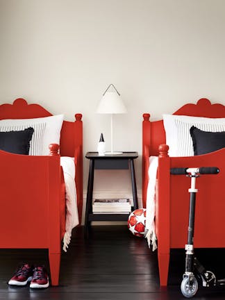 Children's bedroom with two cherry red (Cape Red) beds, a black (Jack Black) wood floor and beige walls (Slaked Lime - Deep).