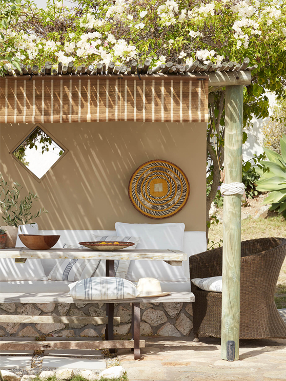 Outdoor dining area painted in the neutral color Lute, with a cushioned seating area painted in off-white Flint.