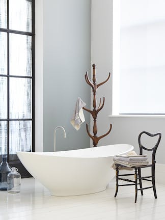 Bathroom with a freestanding bathtub and a dark grey (Urbane Grey) wall to the left and a light grey (Inox) wall to the right.