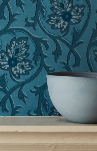 Close-up of Hoja - Air Force Blue two-tone blue wallpaper featuring a scrolling foliage pattern.