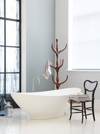 Bathroom with a freestanding bathtub and a dark grey (Grey Teal) wall to the left and a light grey (Inox) wall to the right.