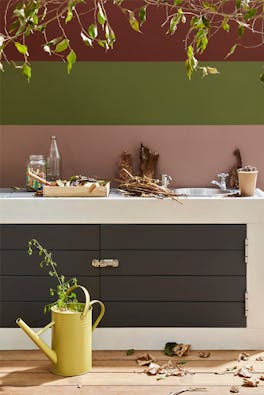 Outside worktop with a striped wall in reds (Arras and Nether Red) and green (Olive Color).